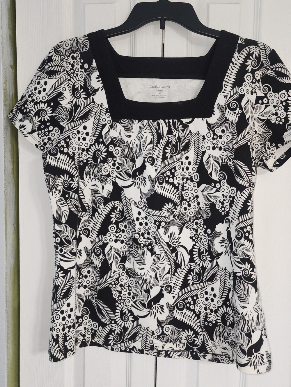 croft & barrow Black and White Floral Square-Neck Short Sleeve Tee Size M